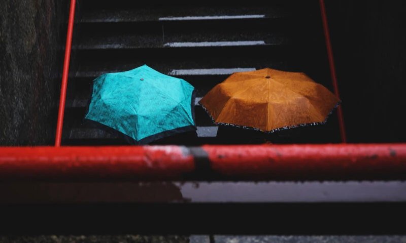 Weekend cu ploi torențiale, apoi vin zile de primăvară. Prognoza meteo actualizată