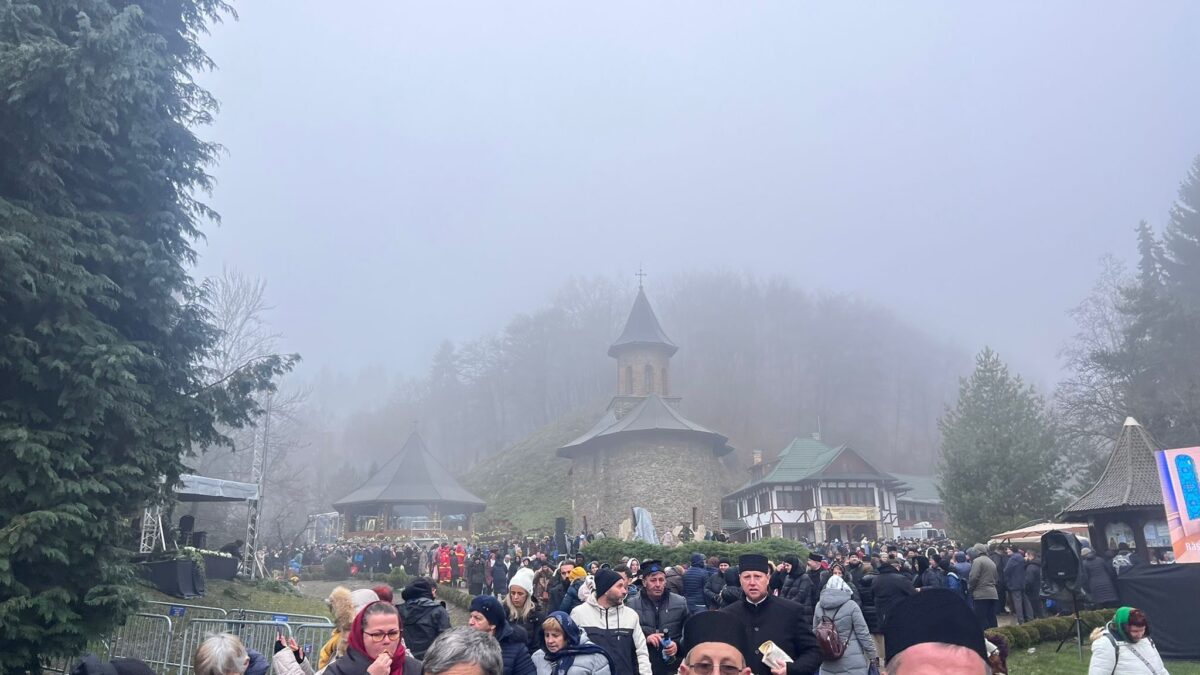 Pelerinaj impresionant la Prislop. Mii de credincioși, prezenți la proclamarea locală a canonizării Sfântului Cuvios Arsenie. Cozi uriașe