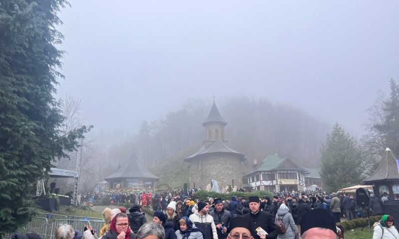 Pelerinaj impresionant la Prislop. Mii de credincioși, prezenți la proclamarea locală a canonizării Sfântului Cuvios Arsenie. Cozi uriașe
