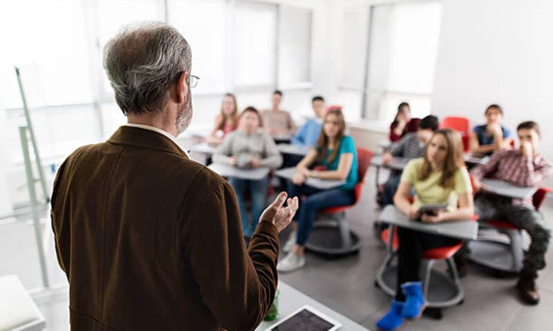 Încă un scandal în Învățământ. Mesaje indecente trimise unei eleve de un director adjunct de școală