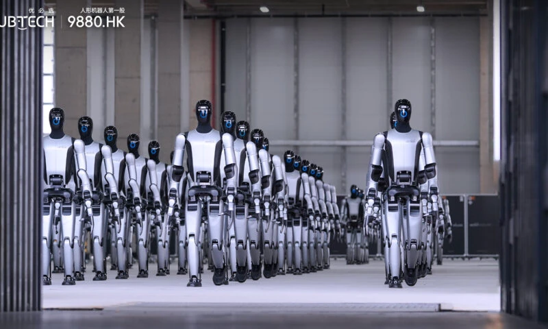 Roboții chinezi uimesc lumea. Demonstrații spectaculoase de kung fu, mânuind nunchakus și săbii 