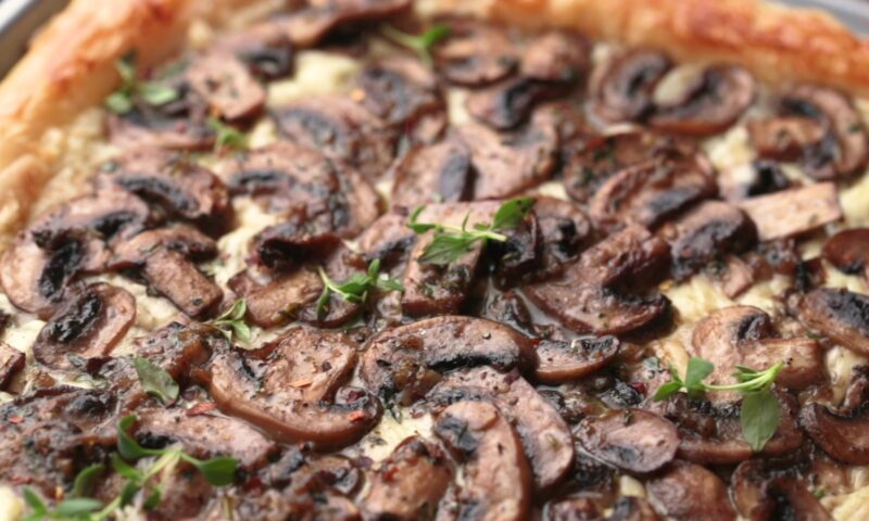 Tartă rustică cu ciuperci, brânză de capră și cimbru. Rețeta care aduce miros de toamnă în bucătărie