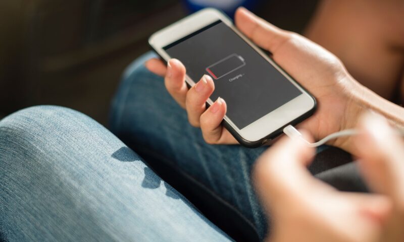 Încărcarea la 100% a telefonului, mit sau regulă pentru a proteja bateria