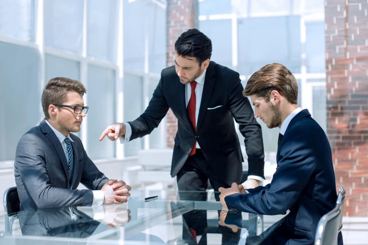 Relațiile cu superiorii se complică. Zodiile care vor simți tensiune la job