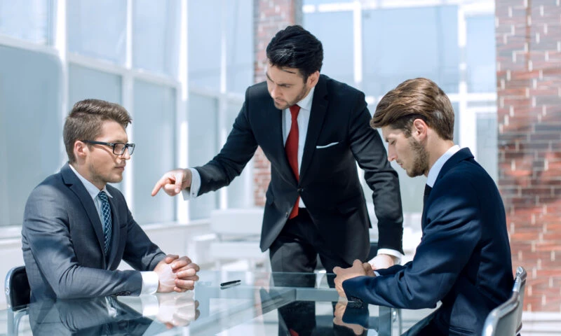 Relațiile cu superiorii se complică. Zodiile care vor simți tensiune la job