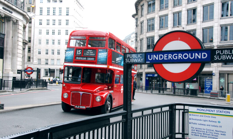 Atac cibernetic de milioane de lire. Cine sunt tinerii din spatele haosului transportului din Londra