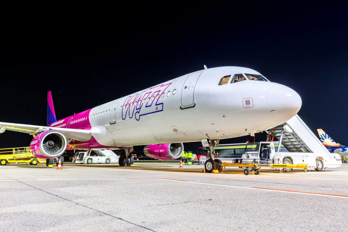 Incident pe aeroportul Băneasa. O flacără văzută sub cabina unui Avion Wizz Air