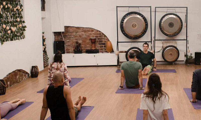 Exclusiv. De ce se apucă oamenii de yoga, de fapt. Drumul către „spiritualitate”