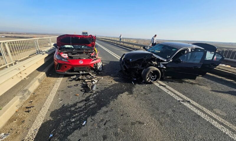 Accident cu o ambulanță lângă Timișoara. Trei persoane au fost rănite