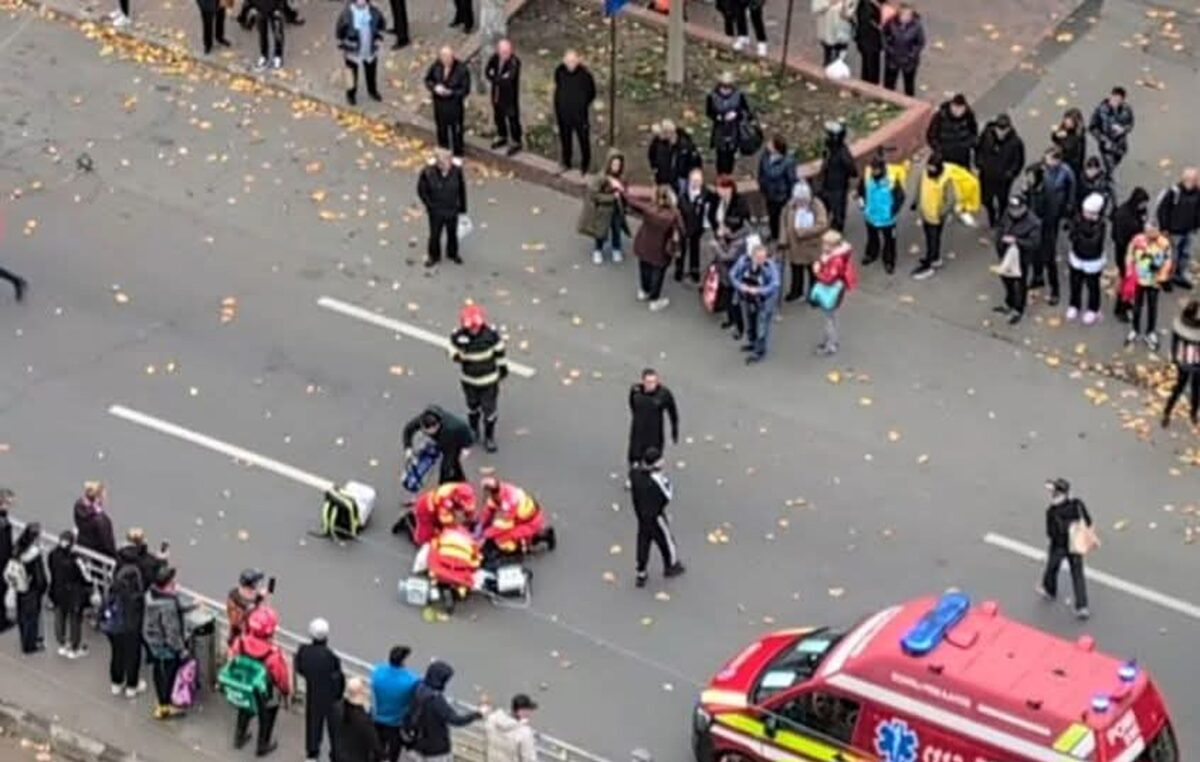 Accident în București. Un camion a rupt un fir de tramvai, o femeie a fost rănită