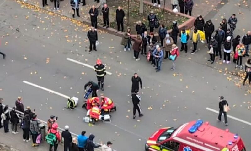 Accident în București. Un camion a rupt un fir de tramvai, o femeie a fost rănită