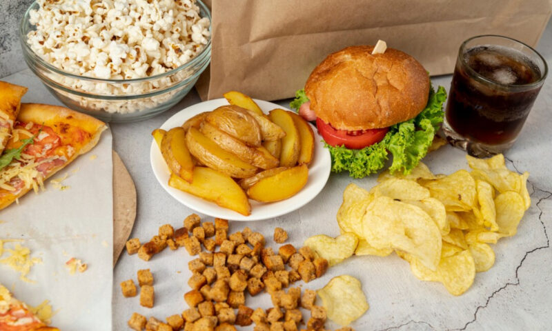 Cazurile de cancer în rândul tinerilor, creștere îngrijorătoare. Legătura cu alimentele ultraprocesate