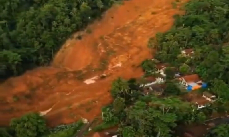 O alunecare de teren a făcut prăpăd în Indonezia. 11 oameni au murit, iar alți 12 sunt dați dispăruți