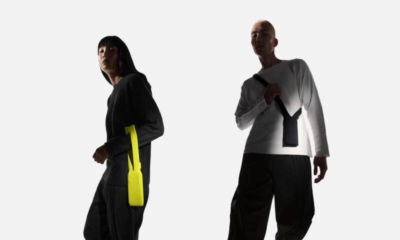 Apple a lansat o husă cross-body pentru Iphone. Noul accesoriu se vinde la un preț ridicat