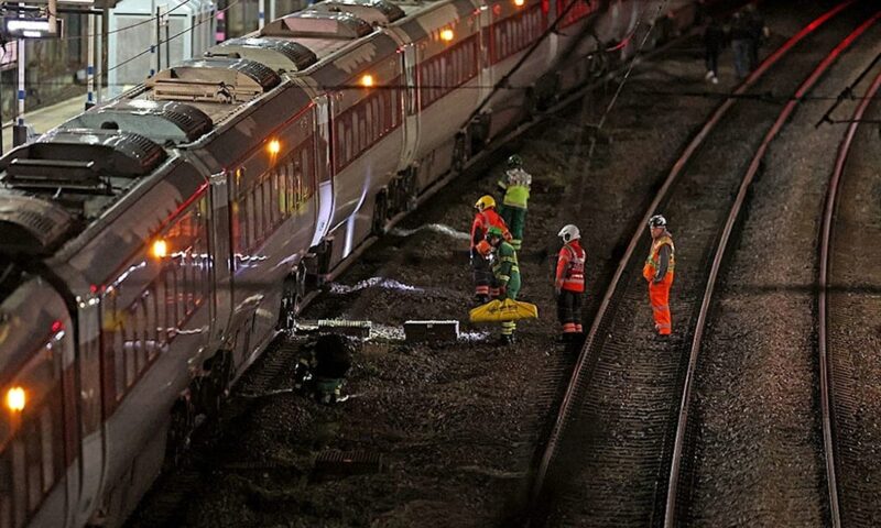 Atac armat într-un tren din Marea Britanie. Zece persoane au fost înjunghiate. Ce a stat la baza violențelor. Update