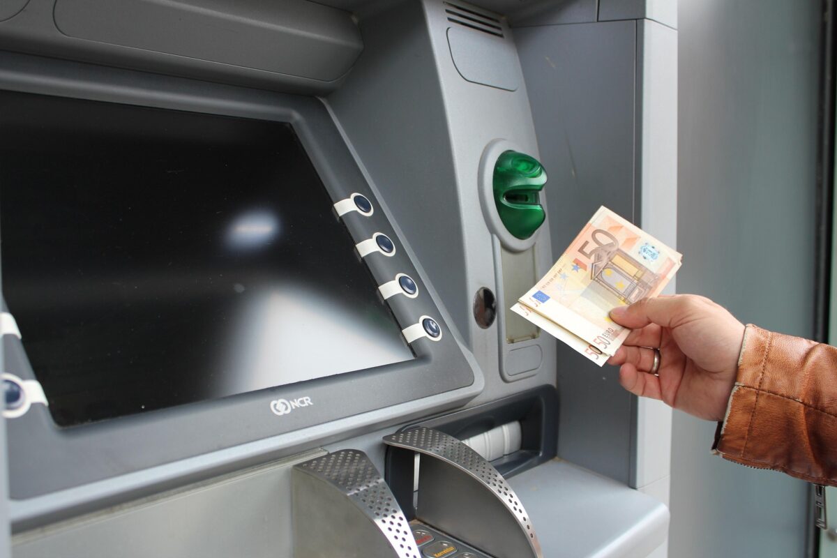 Ofițer de securitate de la CEC Bank Iași, arestat după ce ar fi sustras bani din bancomat