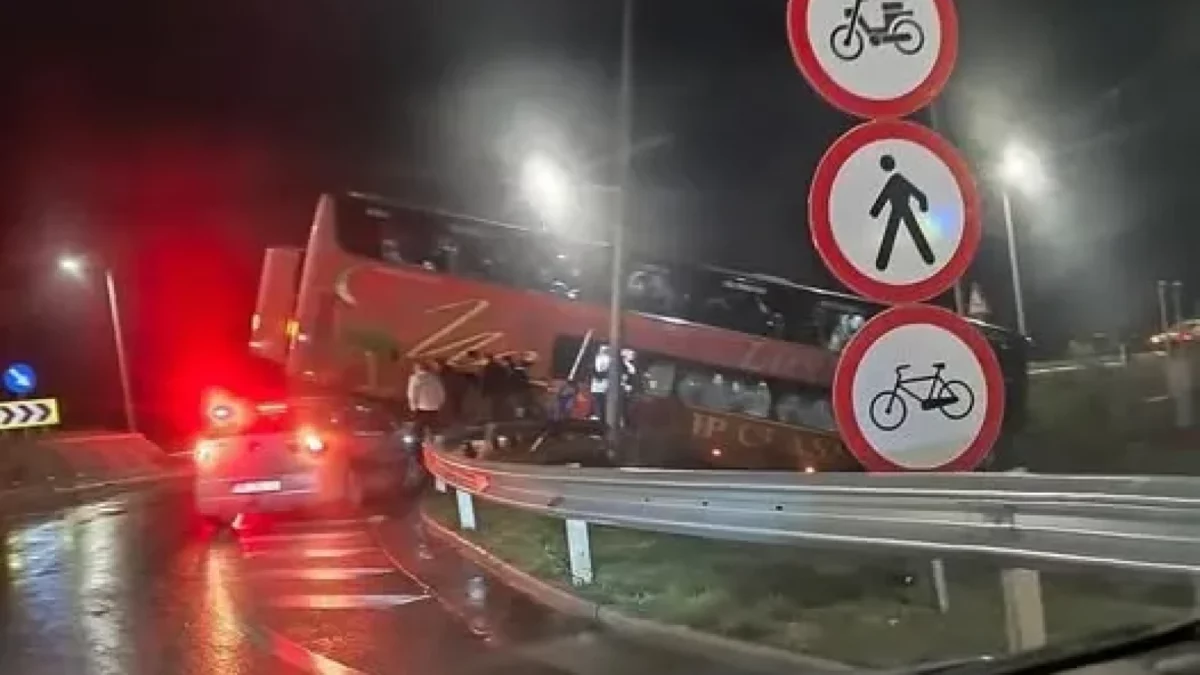 Accident grav la Brăila. Un autobuz cu 24 de persoane s-a răsturnat, a fost activat Planul roșu de intervenție