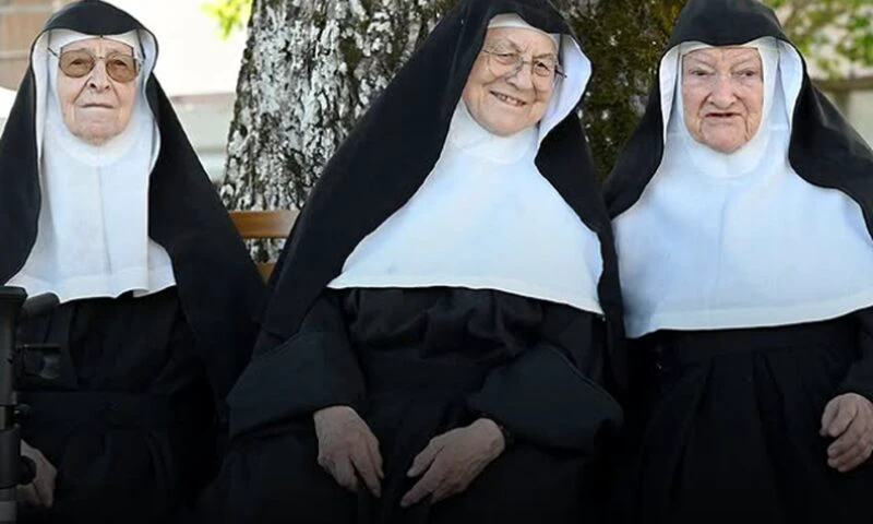 Cele trei călugărițe care au fugit de la un azil din Alpi negociază regulile vieții lor în mănăstire