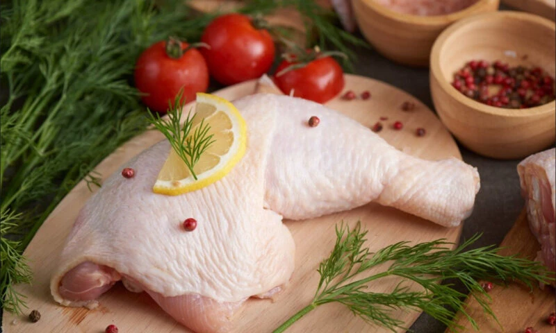 Cât costă un kilogram de carne de pui de țară. Prețurile îi trimit pe români la supermarket