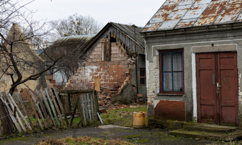 Casele bătrânești de lângă București, vândute la preț de vilă cu piscină. Strategia proprietarilor care vor să atragă clienți rapid