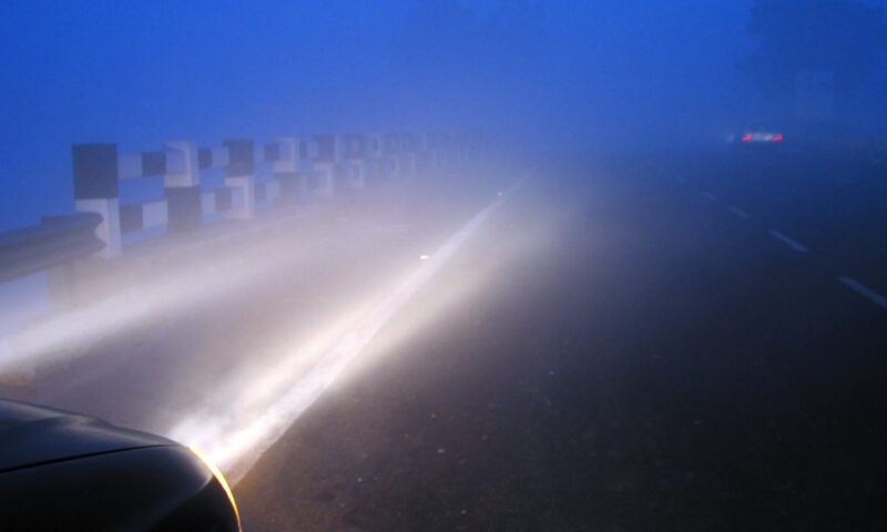 Ceața densă pune stăpânire pe zece județe. Cod galben emis de ANM și avertizări pentru trafic