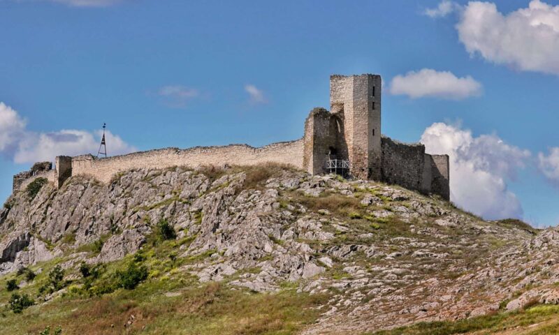 Enisala, cetatea din Dobrogea rămasă suspendată între vânt și timp