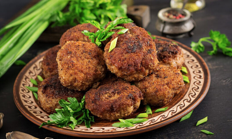 Chiftele de post cu fasole, linte și năut. Două rețete simple și ieftine