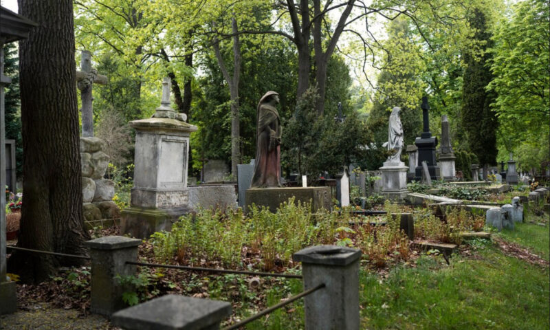 Cât a ajuns să coste un loc de veci în București