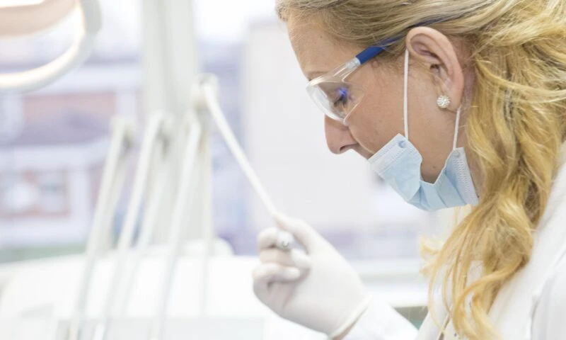 Primele rezultate ale autopsiei în cazul fetiței moarte la o clinică stomatologică. Medicii, anchetați de două Colegii