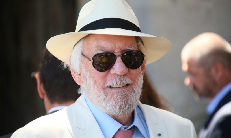 Familia lui Donald Sutherland a blocat apariția memoriilor actorului. Editura cere returnarea avansului de 400.000 dolari