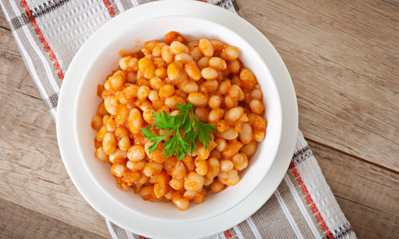 Cea mai ușoară rețetă de iahnie de fasole. Vei renunța la variante cu afumătură dacă o încerci