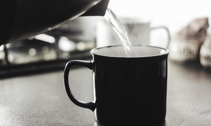 Un truc simplu care îți curăță instant fierbătorul și espressorul de calcar