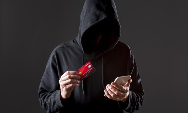 O nouă metodă de înșelătorie online. Escrocii au trecut la intimidare și îi amenință pe utilizatori cu închisoarea