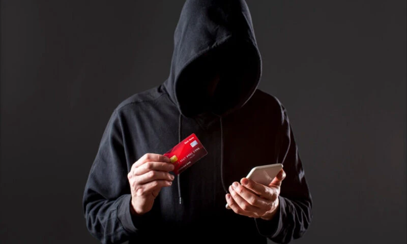 Fraudele online golesc conturile românilor. Ce obligații au băncile și cum pot fi protejați clienții