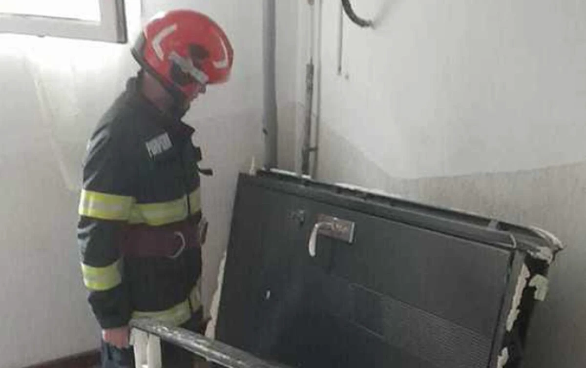 Explozie într-un bloc din Râmnicu Sărat. Deflagrația ar fi fost provocată de acumulări de gaze