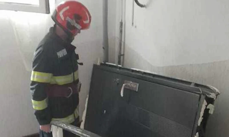 Explozie într-un bloc din Râmnicu Sărat. Deflagrația ar fi fost provocată de acumulări de gaze