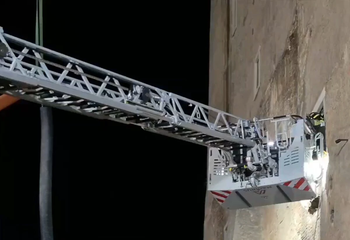 Românul prins sub turnul prăbușit de la Roma a murit la spital după ce pompierii l-au extras în viață