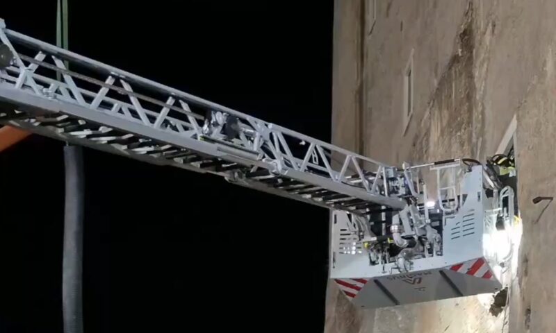 Românul prins sub turnul prăbușit de la Roma a murit la spital după ce pompierii l-au extras în viață