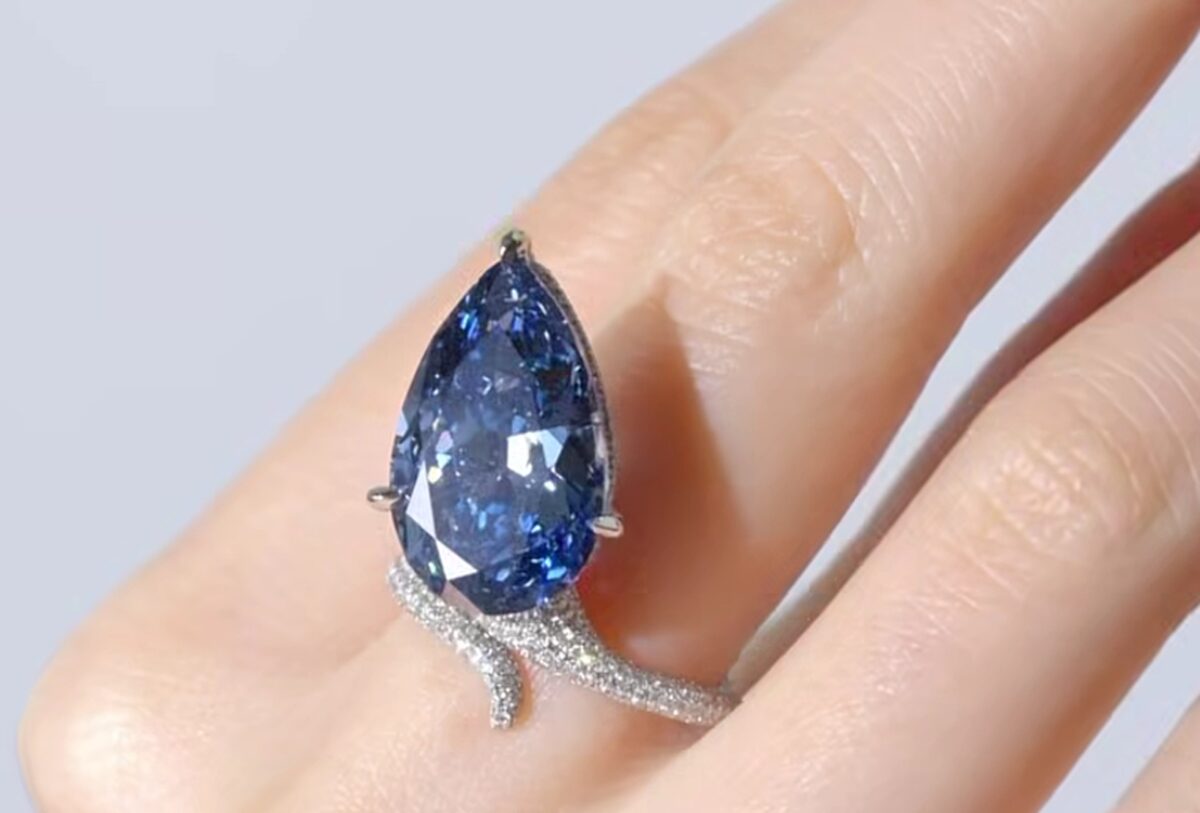 Inelul „Mellon Blue”, vândut pentru 25 de milioane de dolari la o licitaţie din Geneva