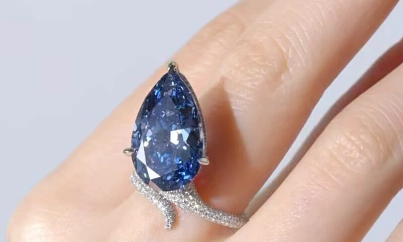 Inelul „Mellon Blue”, vândut pentru 25 de milioane de dolari la o licitaţie din Geneva