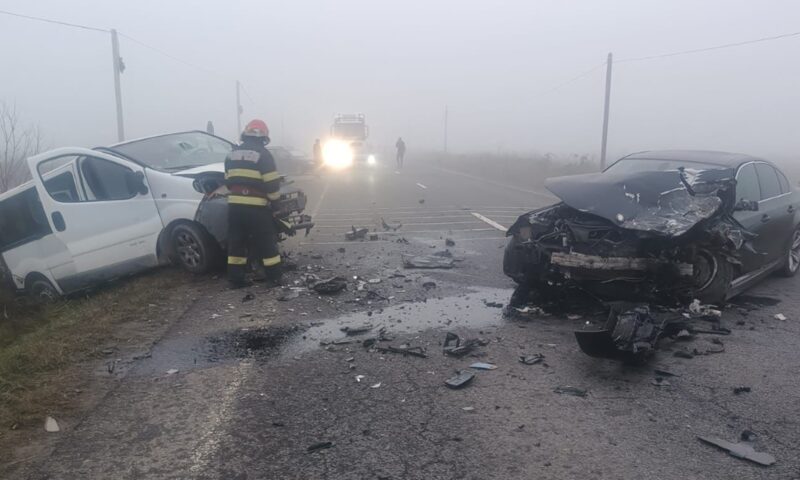 Accident în Sibiu, pe DN 14. Au fost implicate două autoturisme şi un microbuz