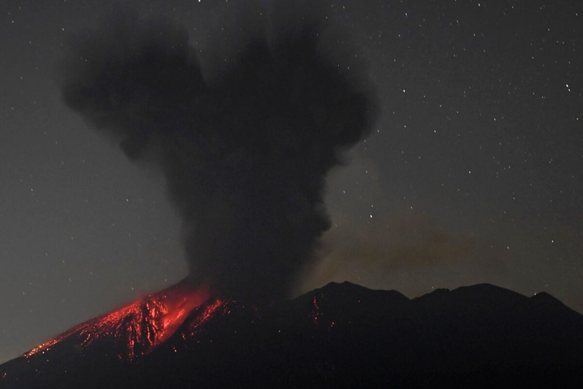 Alertă în Japonia. Căderi de cenușă în urma unei erupții vulcanice