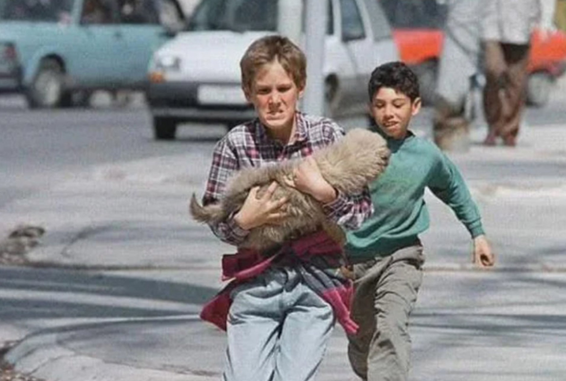 Copii care alergau de atacul lunetiștilor din Sarajevo 1995