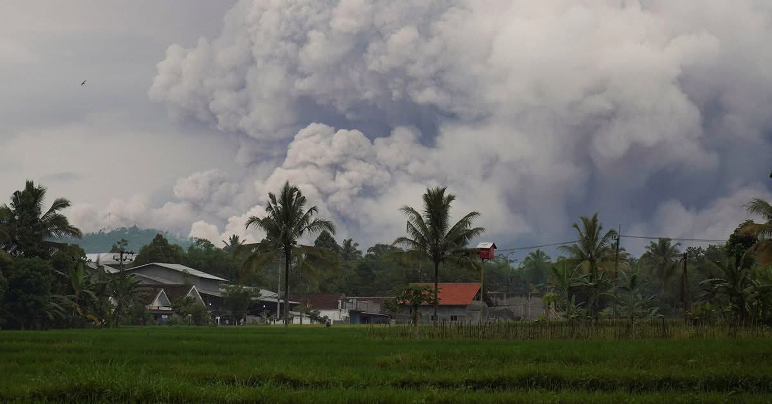 Vulcanul Semeru din Indonezia