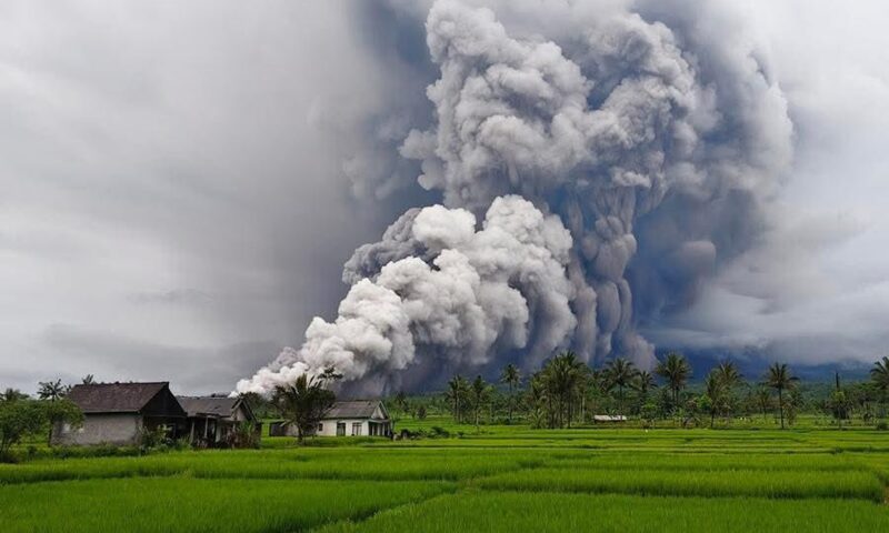 Vulcanul Semeru din Indonezia a erupt violent de 10 ori. Sute de persoane au fost evacuate de urgență