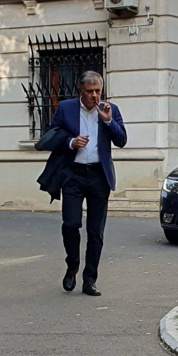 Ionuț Costea, fumand trabuc la Înalta Curte de Casație și Justiție