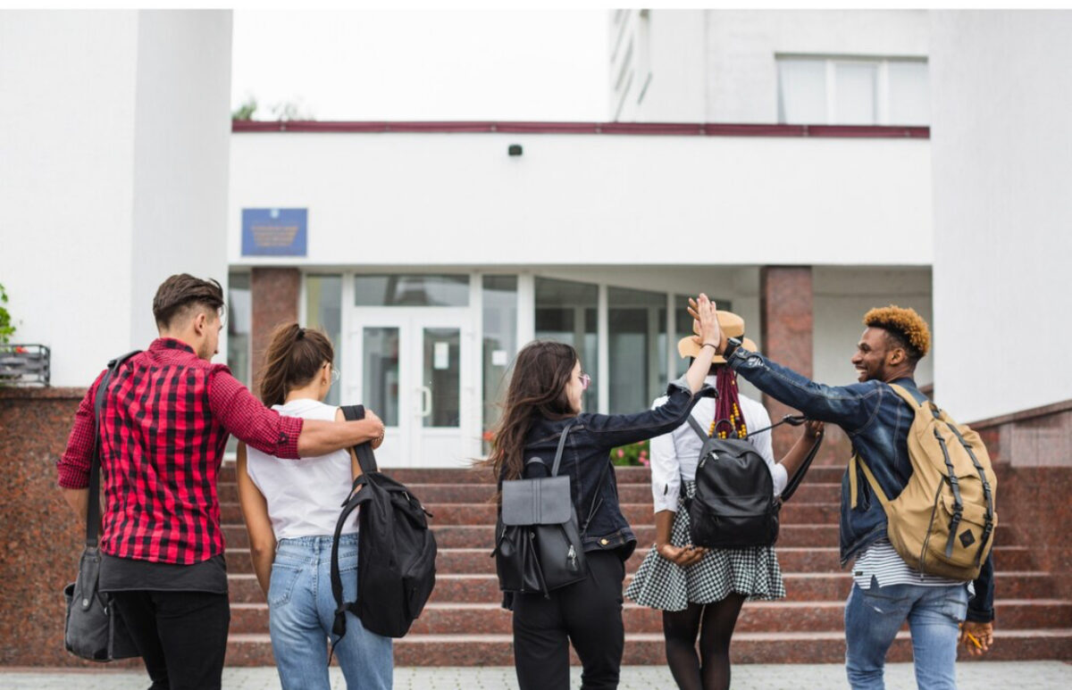 Liceenii români ar putea studia din nou în SUA. Ministerul Educației va relua negocierile pentru programul FLEX