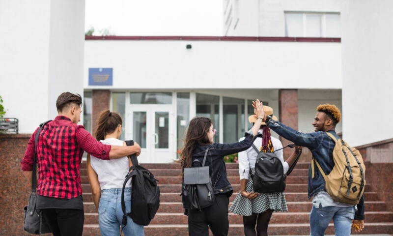 Liceenii români ar putea studia din nou în SUA. Ministerul Educației va relua negocierile pentru programul FLEX