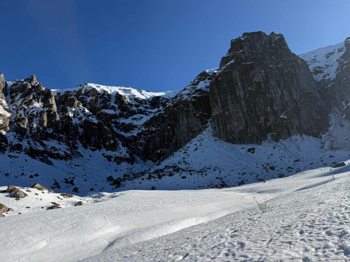 Salvamontiștii recomandă evitarea drumețiilor în zonele înalte din Munții Făgăraș din cauza riscului de avalanșă
