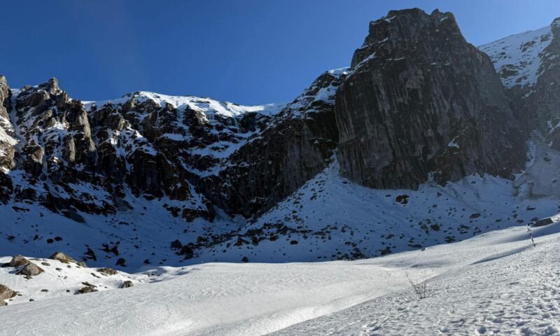 Salvamontiștii recomandă evitarea drumețiilor în zonele înalte din Munții Făgăraș din cauza riscului de avalanșă
